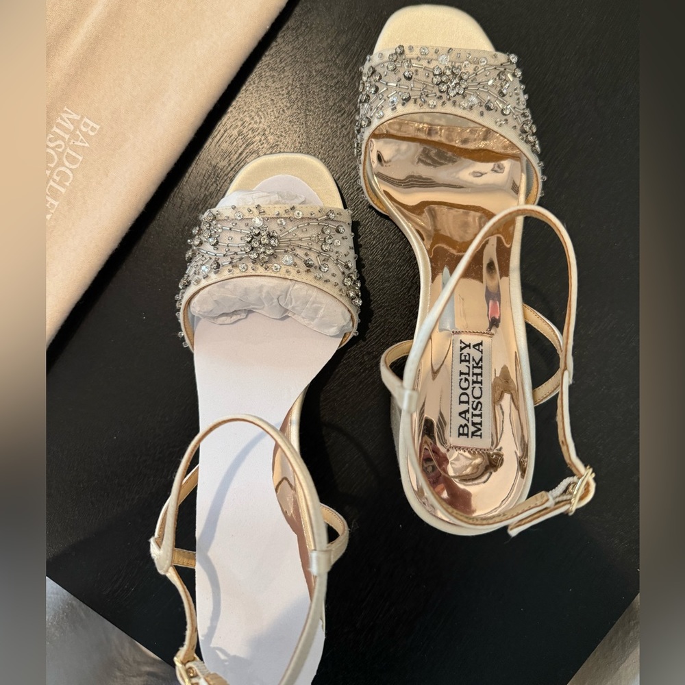NWT Badgley Mischka Blaine Embellished Block Heel - Picture 5 of 9